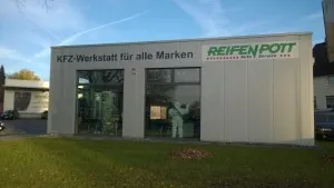 Filialgebäude von Reifen-Pott an der Beckhausstraße in Bielefeld mit Aufschrift „Kfz-Werkstatt für alle Marken“