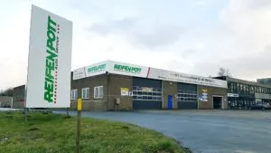 Filiale von Reifen-Pott in Herford mit hohem Reifen-Pott-Pylon vor dem Gebäude